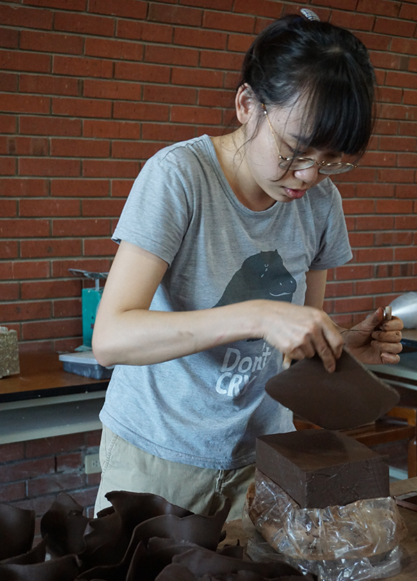 藝術家吳育霈正在創作陶藝